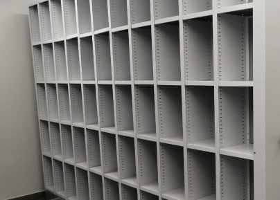 Металлические стеллажи с ячейками