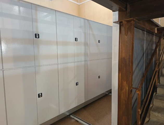 Мобильные стеллажи с металлическими дверцами