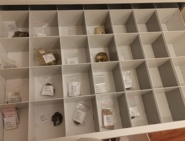 Стеллажи с ящиками для коллекции минералов