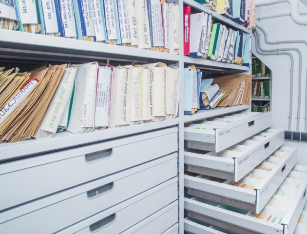 стационарные стеллажи с ящиками